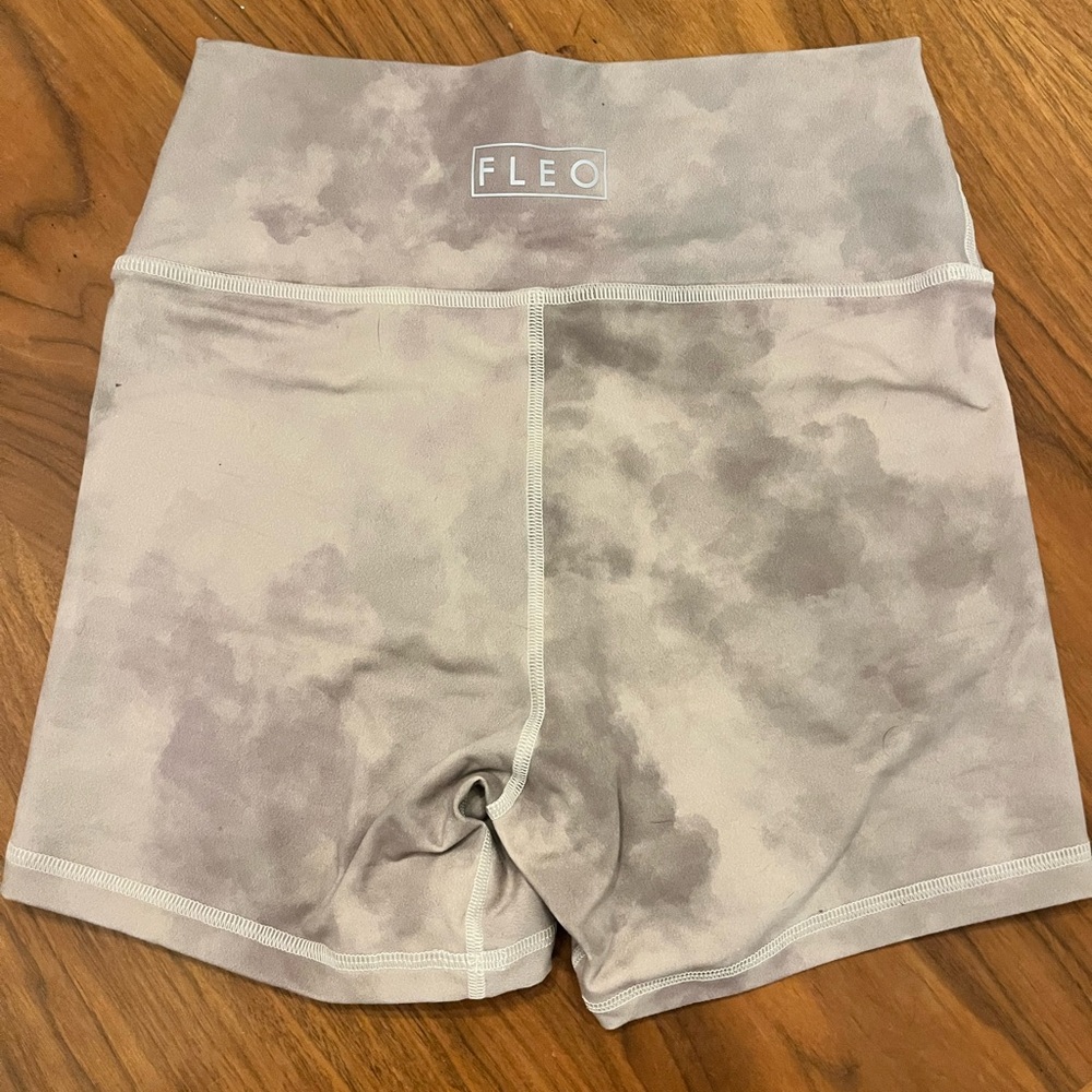 Fleo Women's Cloudy Gray Athletic Shorts - Haze Cloud